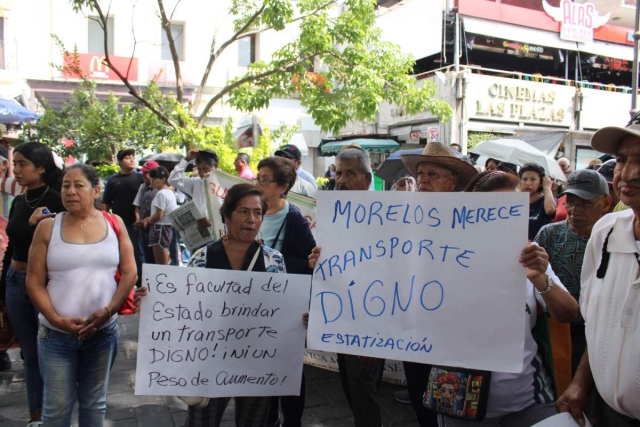 Integrantes de la asociación &quot;Gustavo Salgado Delgado&quot; marcharon desde la iglesia de El Calvario hasta el zócalo de Cuernavaca. 