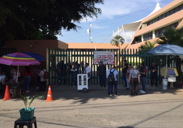 Toman trabajadores de la Normal de Cuautla instalaciones del IEBEM; demandan pagos adeudados