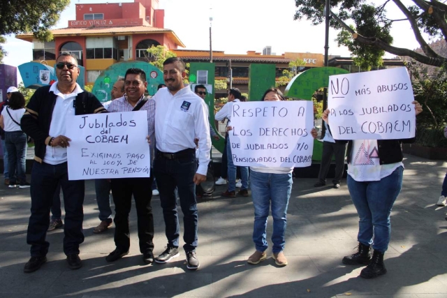 Trabajadores en retiro del Cobaem se movilizaron ayer en reclamo de mesas de trabajo con autoridades para resolver su problemática.  