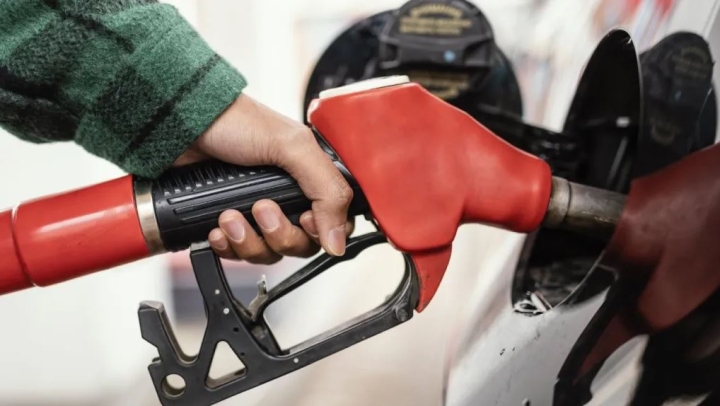 Trucos para ahorrar gasolina que no funcionan y pueden ser peligrosos