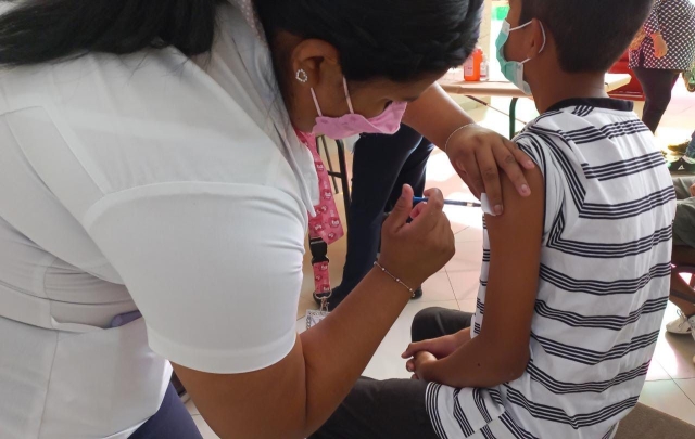Llaman autoridades a vacunar contra covid-19 a menores de 12 a 14 años de edad