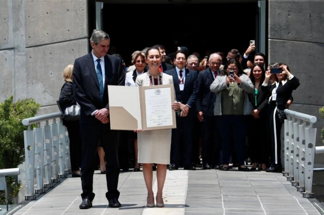 Claudia Sheinbaum recibe constancia como presidenta electa de México