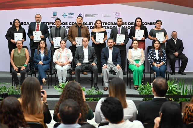 Entrega gobernador certificados COMS-054.01 a integrantes de la Comisión de Búsqueda de Personas