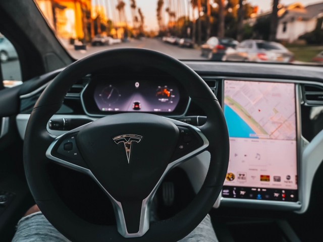 Tesla lanza suscripción para la conducción autónoma total: 199 dólares al mes para que los Tesla &quot;manejen por si solos&quot;