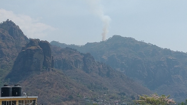 Continúa combate de incendio forestal en Santo Domingo, Tepoztlán