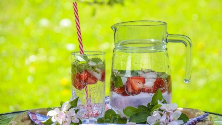 Recupera tu energía con esta agua fresca de fresas con jengibre y menta; aquí la receta