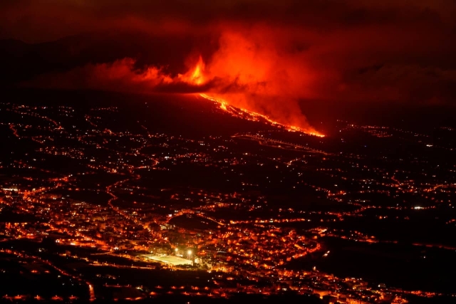 Erupción de volcán &quot;Cumbre Vieja&quot; destruye cientos de casas en España.