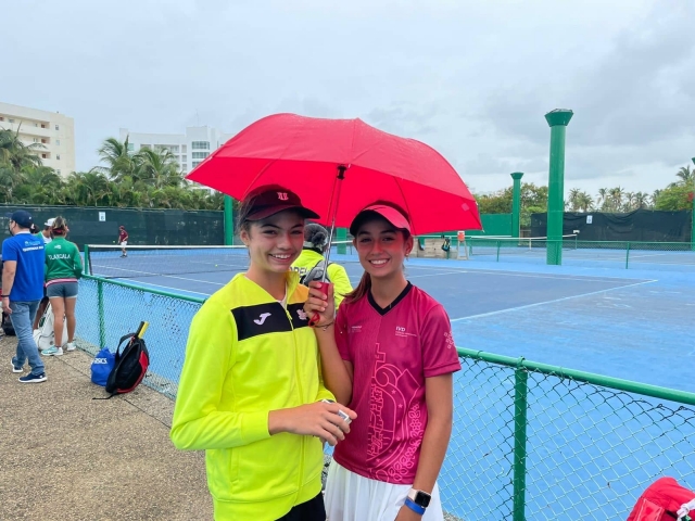 ALEXIA ESTRADA Y Carolina Alonso, ayer en Acapulco, donde los partidos han sufrido severos retrasos debido a la lluvia.