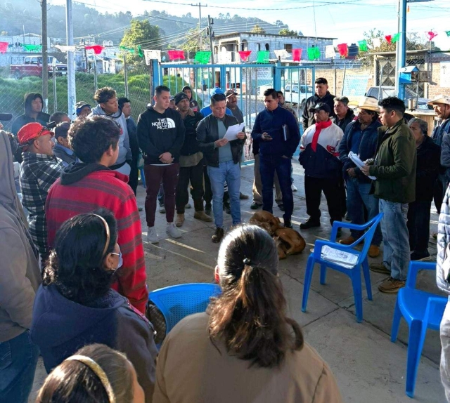 Autoridades estatales y el alcalde electo acudieron a dialogar con los habitantes.