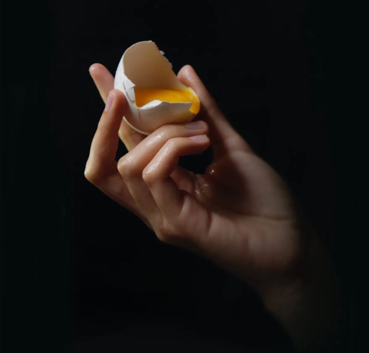 ¿Por qué no se rompe un huevo al apretarlo entre las manos? La ciencia detrás del reto viral
