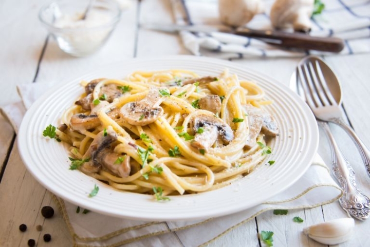 Receta fácil y rendidora: espagueti blanco con tocino