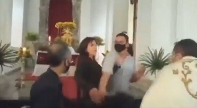 Mujer cachetea a sacerdote durante una misa.
