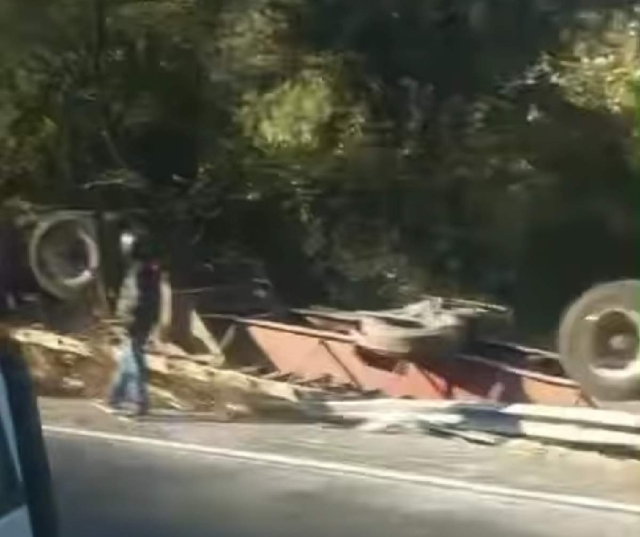 El tráiler quedó volcado a orillas de la carretera.