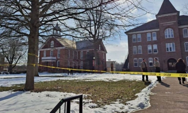 Dos policías mueren durante tiroteo en campus universitario de EUA