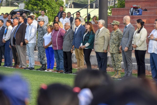 El diputado Isaac Pimentel y el presidente del TSJ, Juan Emilio Elizalde, además de integrantes del gabinete estatal, acompañaron a la gobernadora en la ceremonia de honores a la bandera de ayer en la unidad deportiva de Xoxocotla.