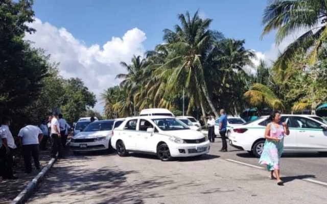 Interponen denuncias contra taxistas de Cancún por bloqueos