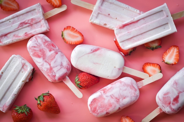 Delicia refrescante: Paletas de hielo de fresas con crema
