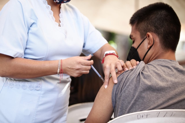 Aplicarán autoridades sanitarias dosis contra covid-19 de refuerzo a personas de 15 años y más