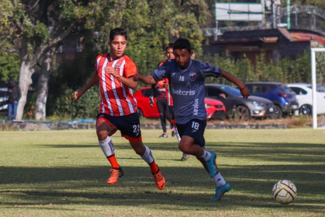 Cuatro tiempos de 30 minutos de jugaron en el CECAP, en la capital del país. El primer cuarto el cuadro de Escorpiones FC se fue con ventaja 1-0 sobre los azulgranas.