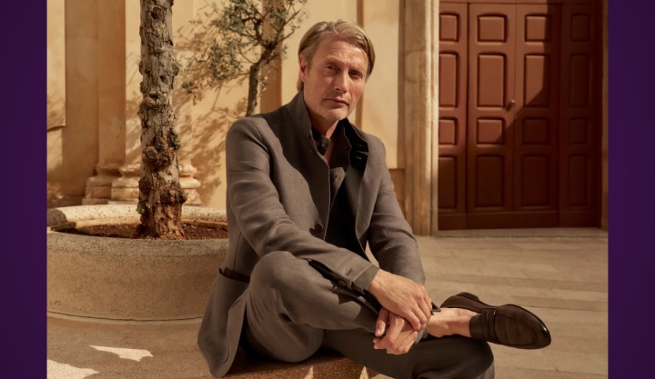 Mads Mikkelsen y el zapato perfecto para la primavera: el mocasín que debes imitar