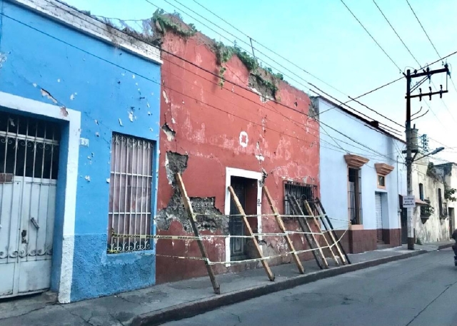 Las lluvias recientes tienen en riesgo de colapso edificios antiguos en el centro de la cabecera municipal, reconocieron autoridades de Cuautla. 