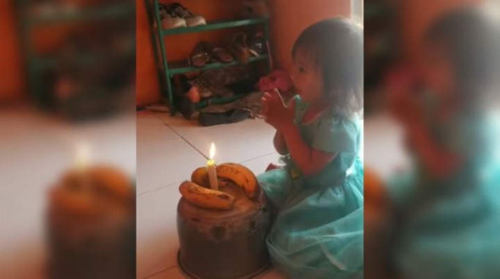 Esta pequeña festejó su cumpleaños con un pastel improvisado sobre una olla