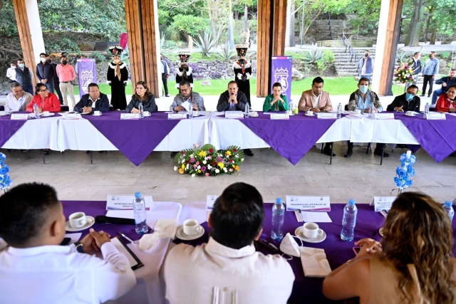 Anuncia Cuauhtémoc Blanco inversión para mejorar carreteras y acceso a Tepoztlán