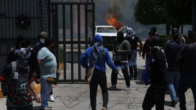 Normalistas de Ayotzinapa queman autos y vandalizan Congreso en Guerrero