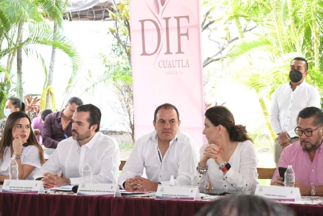 Cuauhtémoc Blanco (al centro) encabezó la reunión entre funcionarios estatales y de Cuautla.