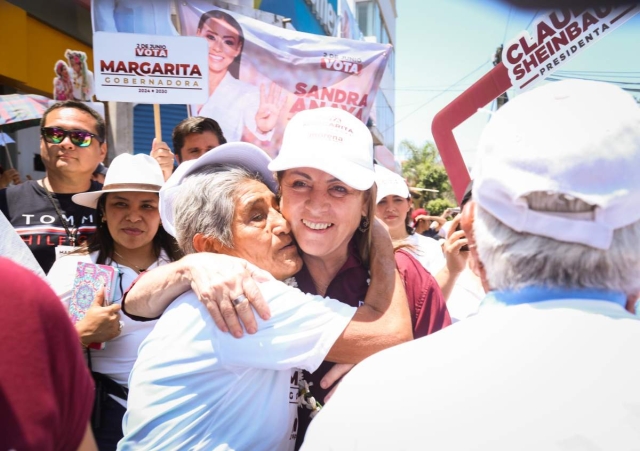 Margarita González Saravia recorrió los poblados de Ocotepec y Ahuatepec este domingo.  