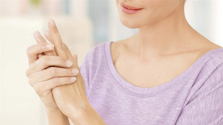 Hábitos para prevenir manchas y arrugas en las manos después de los 40