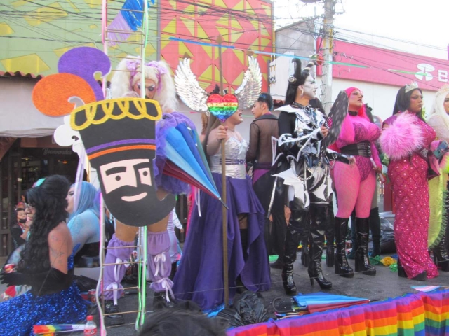  La comunidad LGBT+ de Tlaltizapán invitó a toda la población del municipio y aledañas a festejar el “Día del Orgullo” con el “brinco” del chinelo.