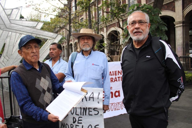 Miembros de la agrupación Bases Democráticas de Morena se manifestaron por no dar candidaturas a políticos identificados con otros partidos. 
