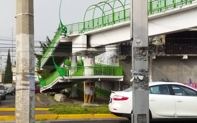 Hallan restos humanos colgados de puente peatonal de Toluca, Edomex