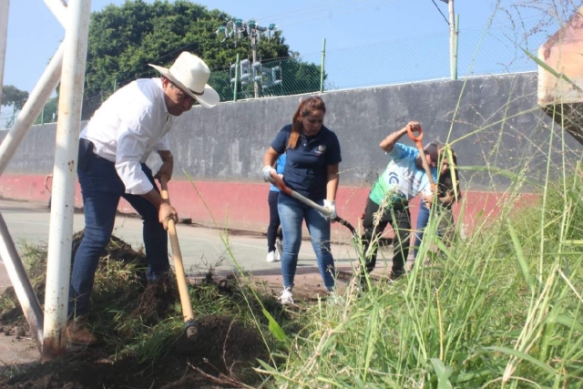 El presidente municipal José Luis Urióstegui, encabezó este viernes jornada de limpieza comunitaria en el Parque Tlaltenango, en coordinación con la Secretaría de Desarrollo Humano y Participación Social.