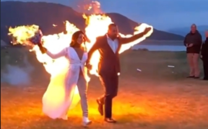 Recién casados encienden las redes al llegar a su boda ¡en llamas!