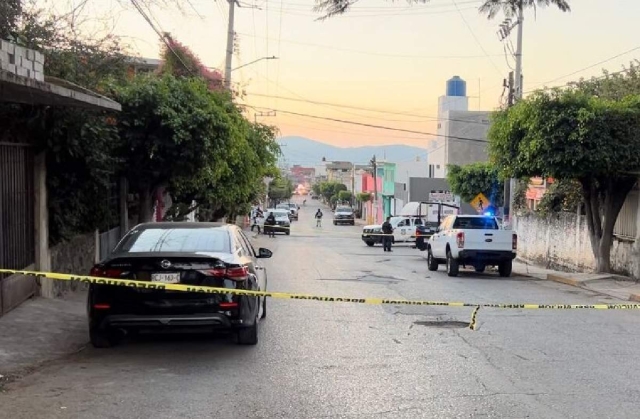  Los cuerpos de las víctimas quedaron junto a una moto, afuera de un minisúper.