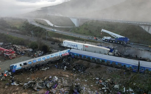 Imputan a tres funcionarios más por choque de trenes en Grecia