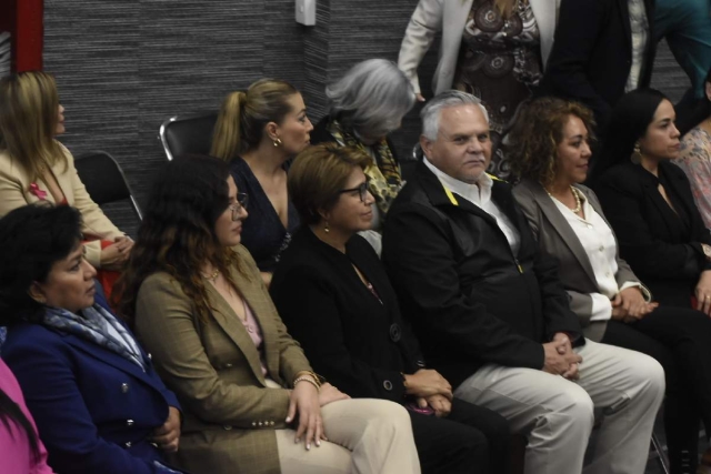 Integrantes del gabinete estatal acudieron a la sesión conmemorativa del 71 aniversario del voto femenino, en el Congreso local. 