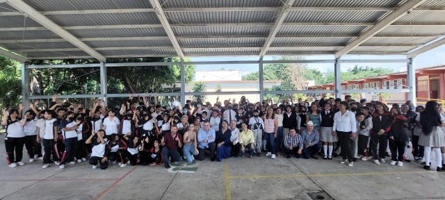 Encabeza alcalde de Jiutepec reforestación de árboles frutales en la secundaria técnica 30