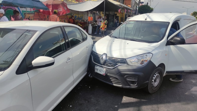Accidente vial en bulevar Cuauhnáhuac