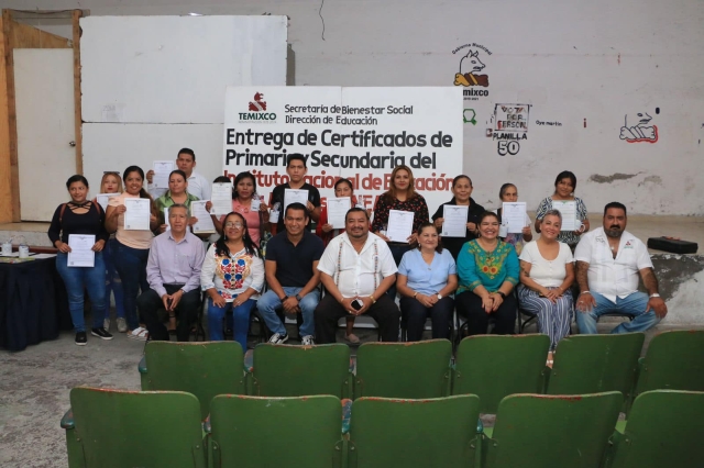 Autoridades de Temixco combaten rezago educativo con entrega de certificados