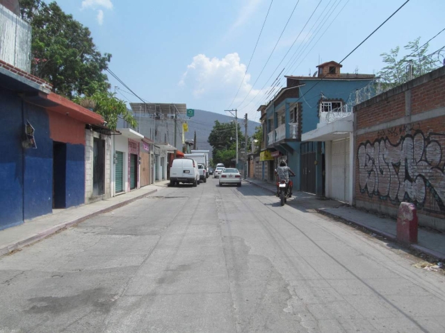 Comerciantes ubicados sobre la calle principal de Tlaltizapán aseguraron que el gobierno se tarda mucho en terminar sus obras y no tiene planeación, lo que genera una serie de afectaciones a los negocios.