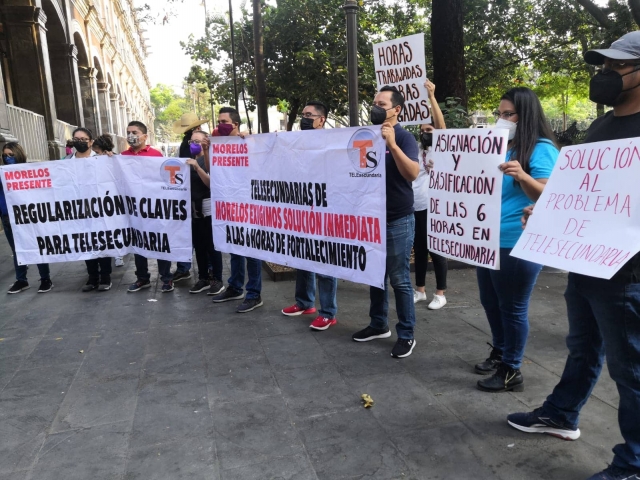 Se manifiestan maestros de telesecundarias en Cuernavaca