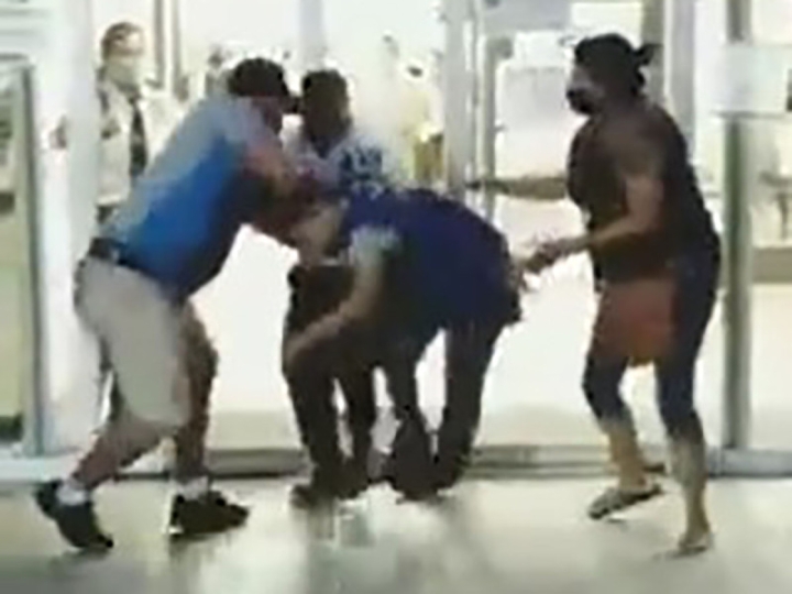 VIDEO: Pareja roba en Walmart, los cachan y golpean a empleados para escapar