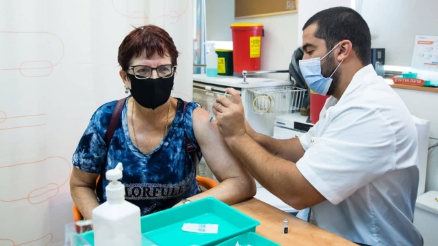 Israel aplicará tercera dosis de vacuna COVID para &quot;todos&quot;.