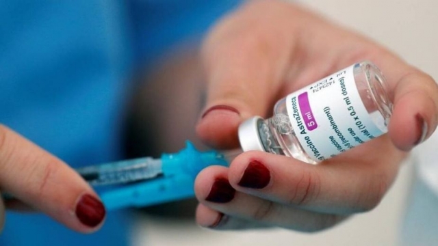 Filipinas suspende uso de vacuna de AstraZeneca.