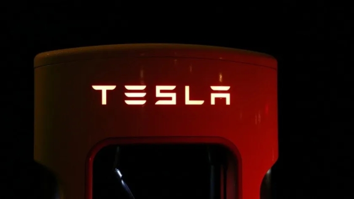 Tesla retirará más de 320 mil autos