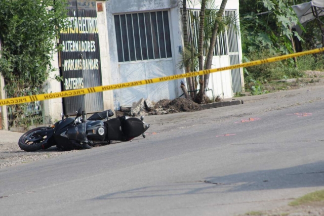Imagen de la motocicleta cuyo conductor también fue atacado.