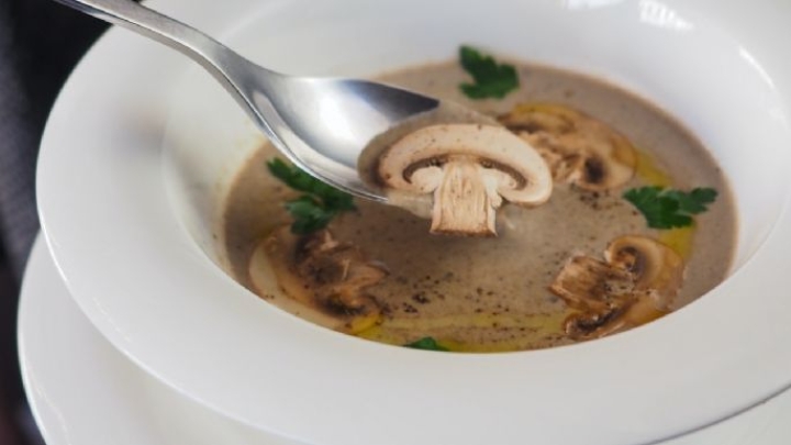 ¿Sin ideas para la comida de mitad de semana? Te decimos cómo preparar una sopa de hongos